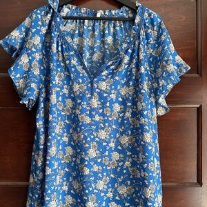 Max Studio Blue & White Floral Flutter Sleeve V-Neck Blouse